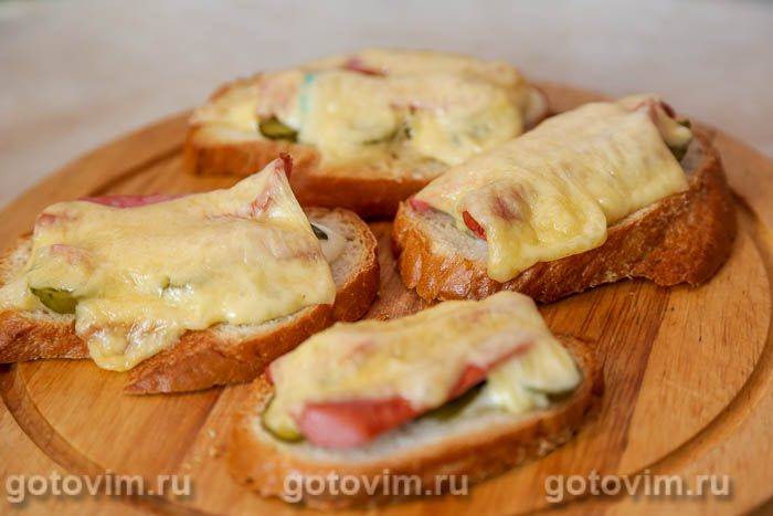 Тости з сосисками, огірком і сиром