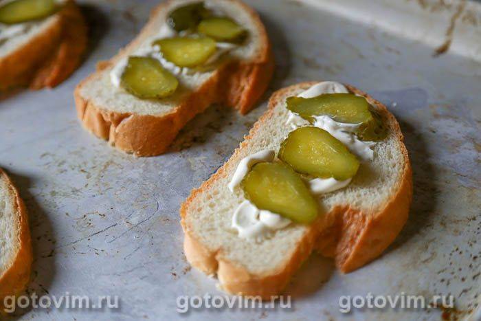 Тости з сосисками, огірком і сиром