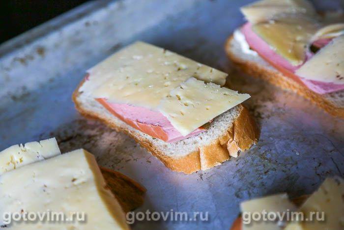 Тости з сосисками, огірком і сиром